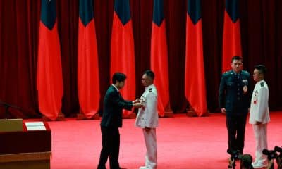 Archive. TAIPEI (Taiwan), 02/09/2025.- Taiwanese President William Lai (Lai Ching-te) (L) presents medals to military officials during a ceremony honoring officers and soldiers for their service ahead of Armed Forces Day in Taipei, Taiwan, 02 September 2025. The ceremony comes a day before Taiwan’s Armed Forces Day, which coincides with a mass military parade in China. EFE/EPA/RITCHIE B. TONGO