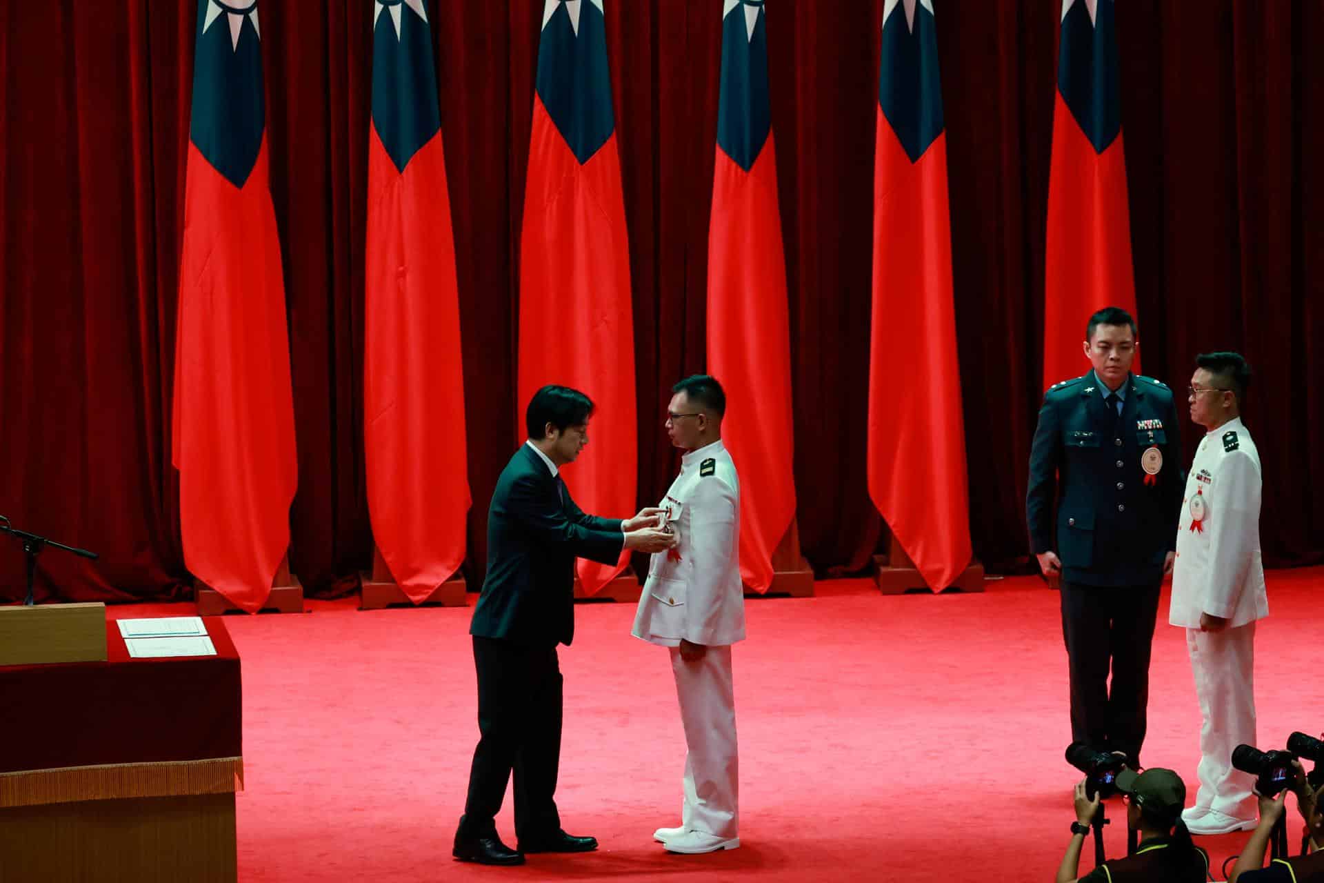 Archive. TAIPEI (Taiwan), 02/09/2025.- Taiwanese President William Lai (Lai Ching-te) (L) presents medals to military officials during a ceremony honoring officers and soldiers for their service ahead of Armed Forces Day in Taipei, Taiwan, 02 September 2025. The ceremony comes a day before Taiwan’s Armed Forces Day, which coincides with a mass military parade in China. EFE/EPA/RITCHIE B. TONGO