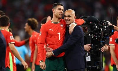 El delantero portugués Cristiano Ronaldo (I) y su entrenador Roberto Martinez en foto de archivo de EFE/EPA/ANNA SZILAGYI