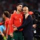El delantero portugués Cristiano Ronaldo (I) y su entrenador Roberto Martinez en foto de archivo de EFE/EPA/ANNA SZILAGYI