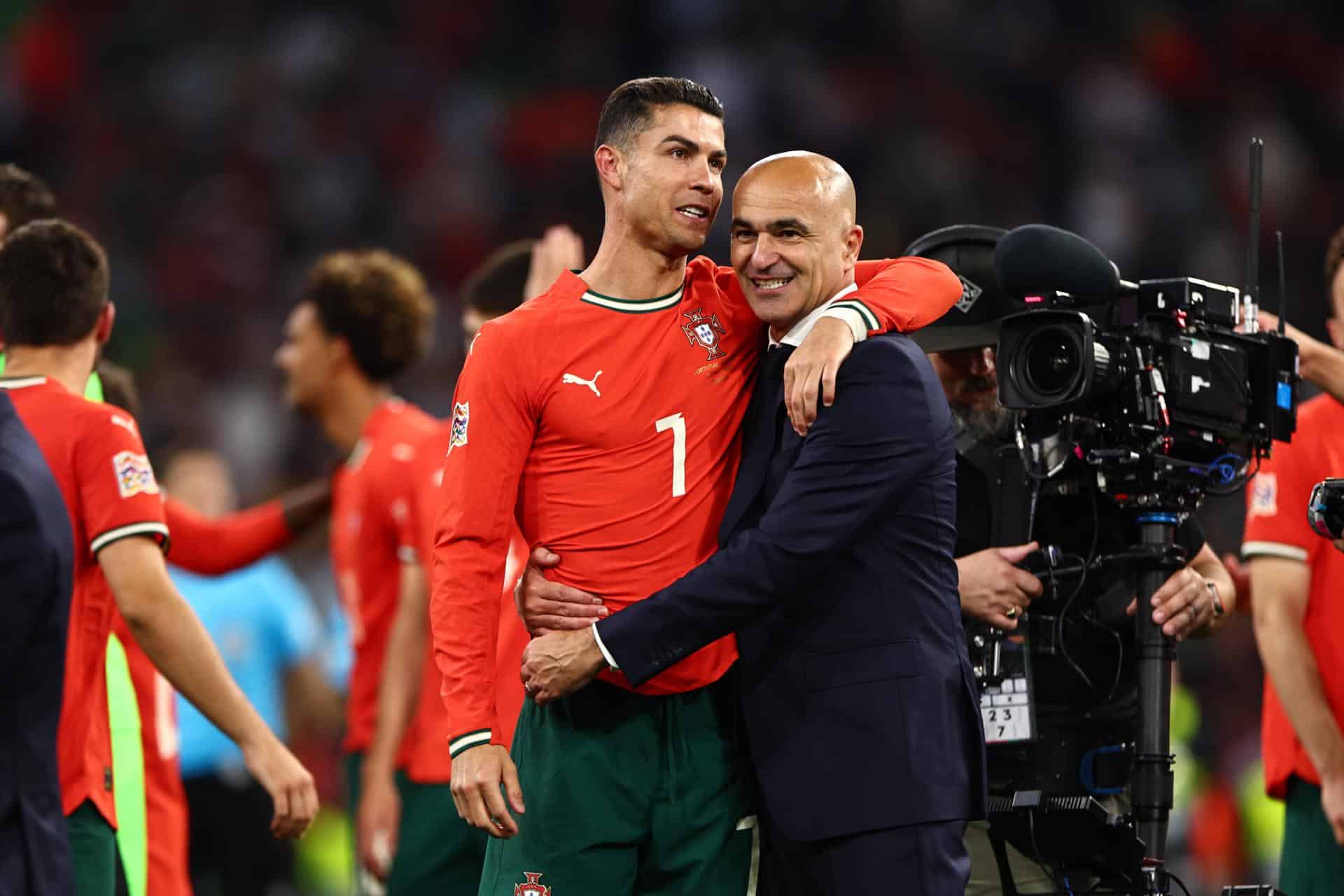 El delantero portugués Cristiano Ronaldo (I) y su entrenador Roberto Martinez en foto de archivo de EFE/EPA/ANNA SZILAGYI