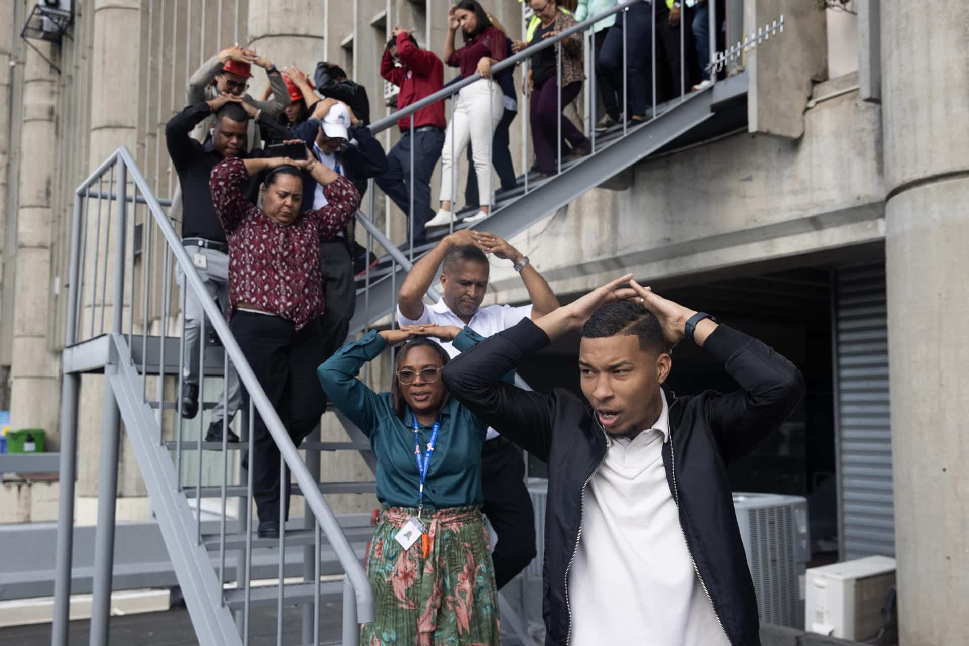 Personas participan en un simulacro de evacuación por terremoto convocado por el Centro de Operaciones de Emergencias (COE) este miércoles, en Santo Domingo (República Dominicana). EFE/ Orlando Barría
