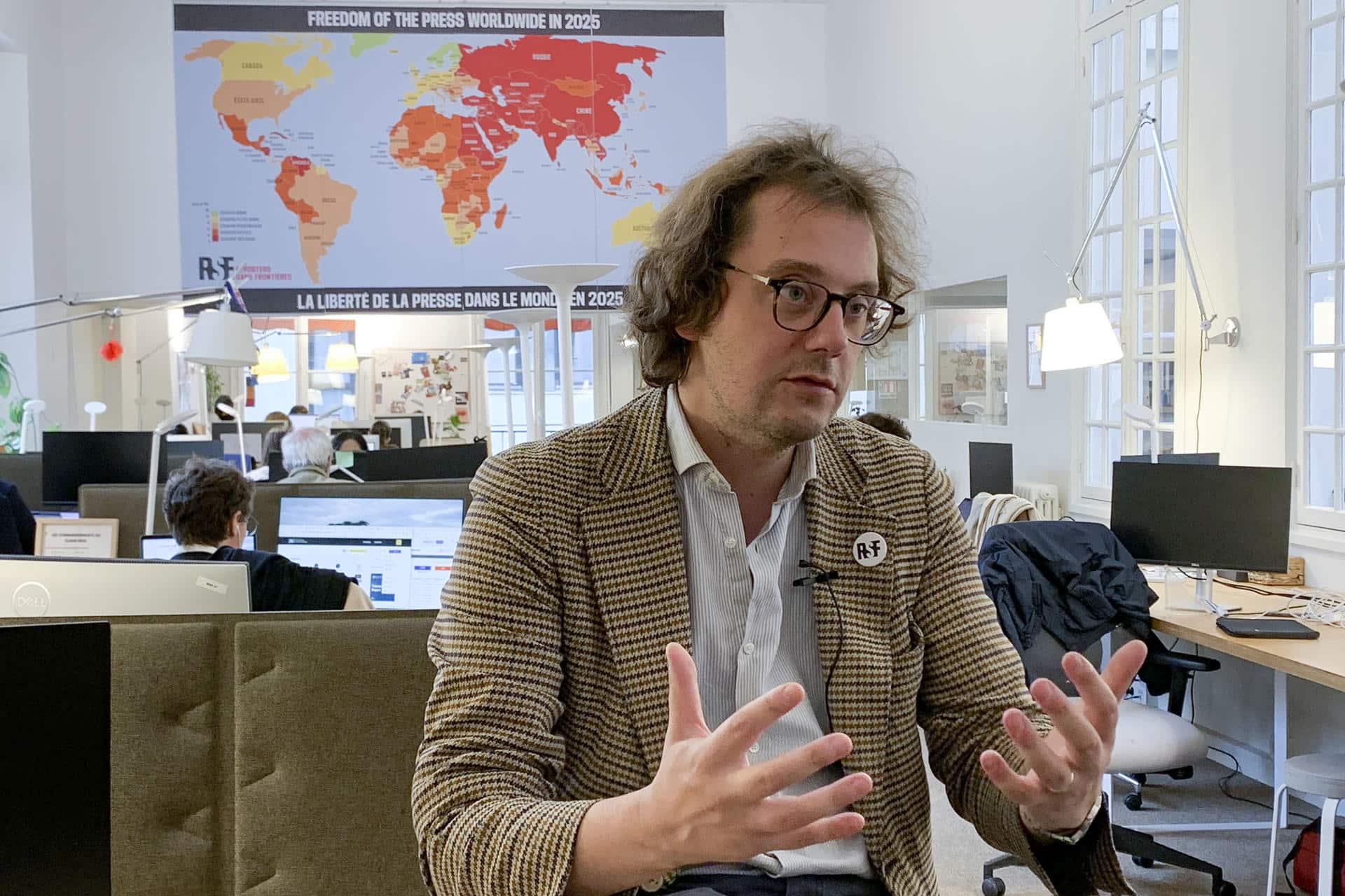 El secretario general de Reporteros sin Fronteras (RSF), Thibaut Bruttin, durante la entrevista concedida a EFE en París, con motivo del 40 aniversario de la organización. EFE/Isabel Rodríguez