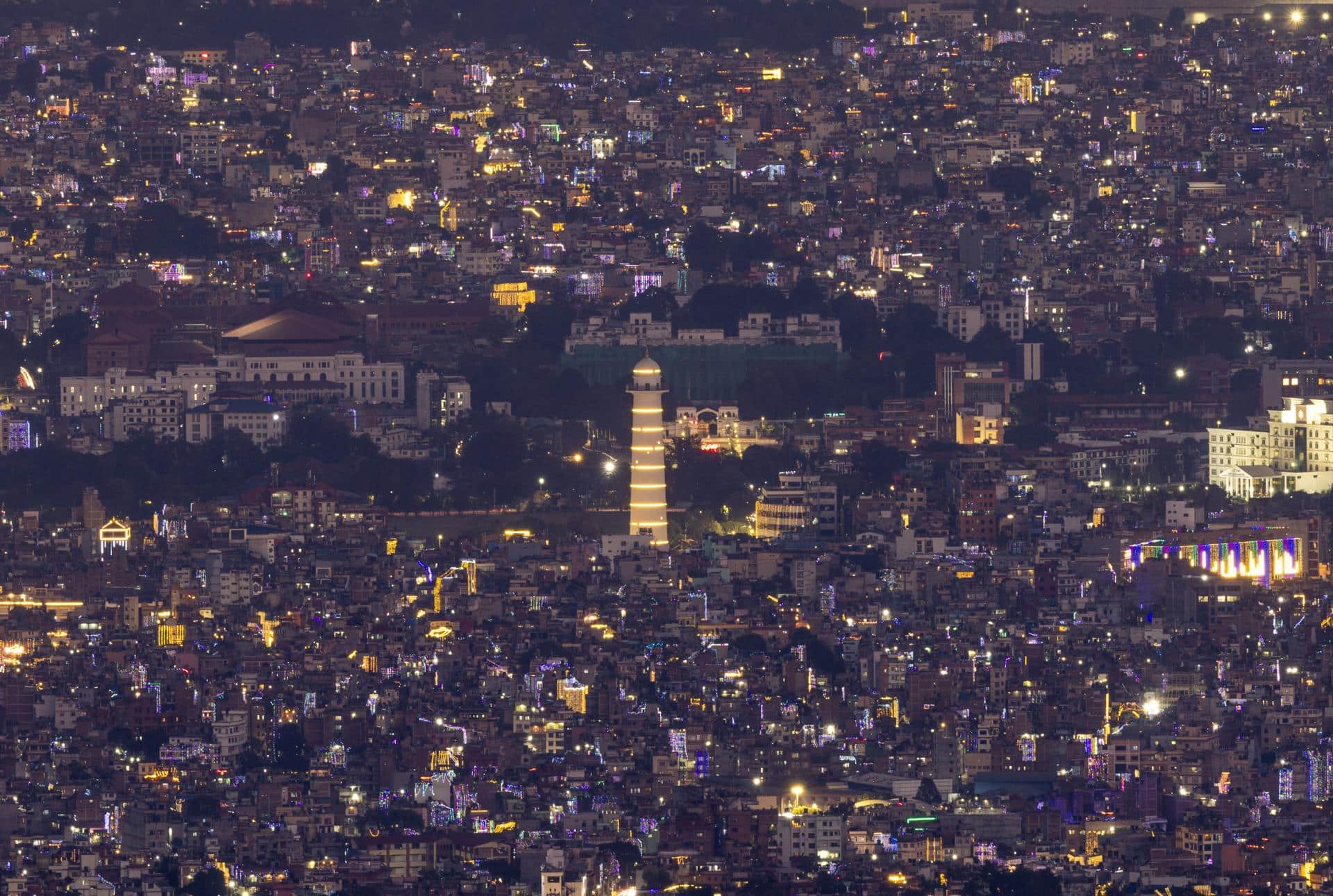 Imagen de archivo tomada el 22 de octubre de 2025 que muestra una vista general de Katmandú, Nepal, durante el "festival de las luces", también conocido como la celebración de Tihar. EFE/EPA/NARENDRA SHRESTHA