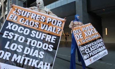 Activistas disfrazados de luchadores protestan afuera de la Plaza Mítikah en contra la gentrificación, este viernes en Ciudad de México (México). EFE/ Mario Guzmán