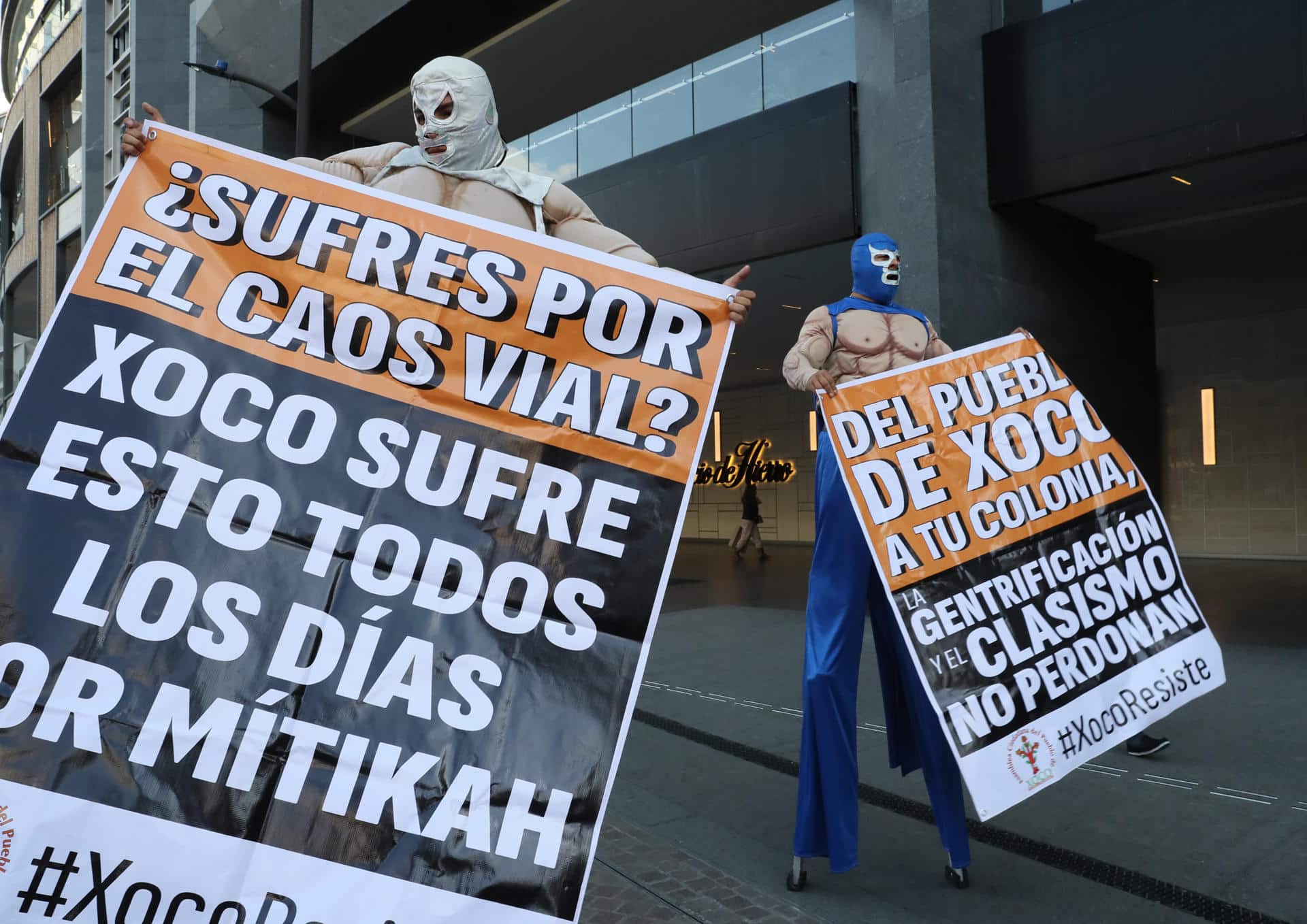 Activistas disfrazados de luchadores protestan afuera de la Plaza Mítikah en contra la gentrificación, este viernes en Ciudad de México (México). EFE/ Mario Guzmán