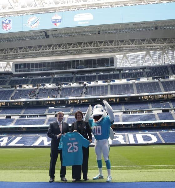 Foto de archivo de Brett Gosper, director de la NFL en Europa y Asia-Pacífico y Pri Shumate, vicepresidenta de los Miami Dolphins, en el césped del estadio Santiago Bernabéu con la mascota del equipo, durante el acto celebrado el pasado mes de enero en Madrid en el que la NFL, la Liga profesional de fútbol americano anunció que los Miami Dolphins serían el 'equipo designado' (local) en el partido contra los Washington Commanders que se disputará el próximo domingo en el mencionado estadio de la capital. EFE/ Blanca Millez