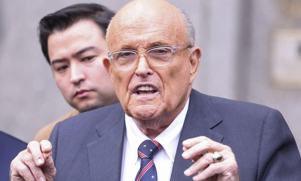 Fotografía de archivo que muestra a Rudy Giuliani hablando con los medios de comunicación al salir de un tribunal federal, en Nueva York (EE. UU.). EFE/EPA/SARAH YENESEL