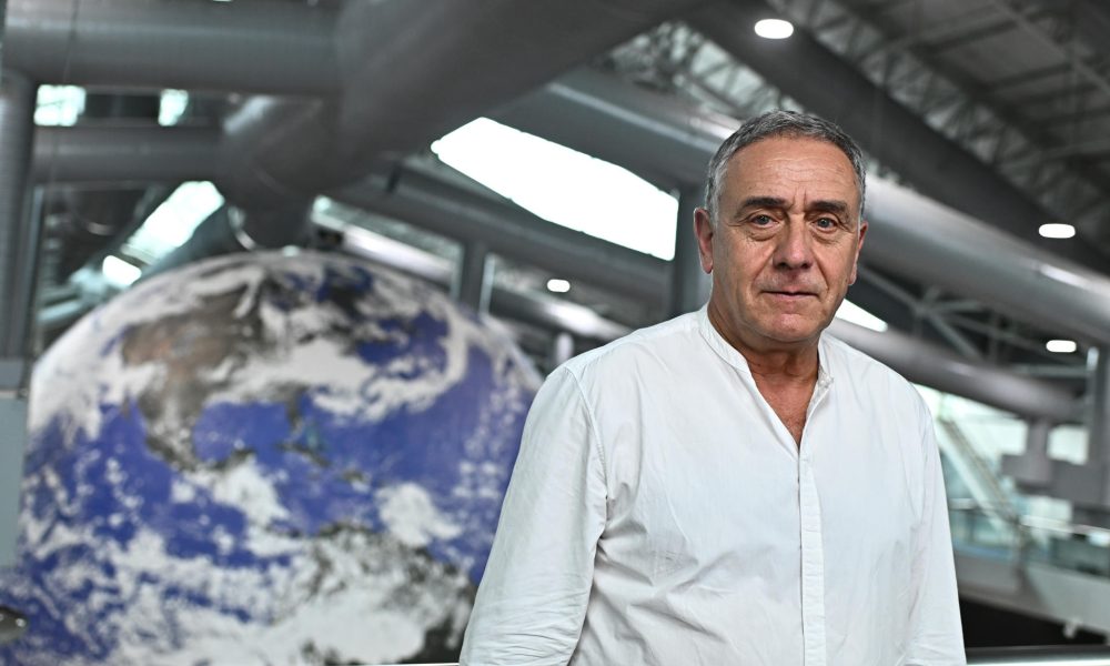 El empresario español Josep Puxeu, presidente de la organización que gestiona el reciclaje de residuos en España, Ecoembes, afirmó que la Unión Europea tendría que ser un actor "absolutamente activo" para enfrentar la crisis climática, pero decidió asumir una posición "muy poco proactiva" en la cumbre climática COP30. EFE/Andre Borges