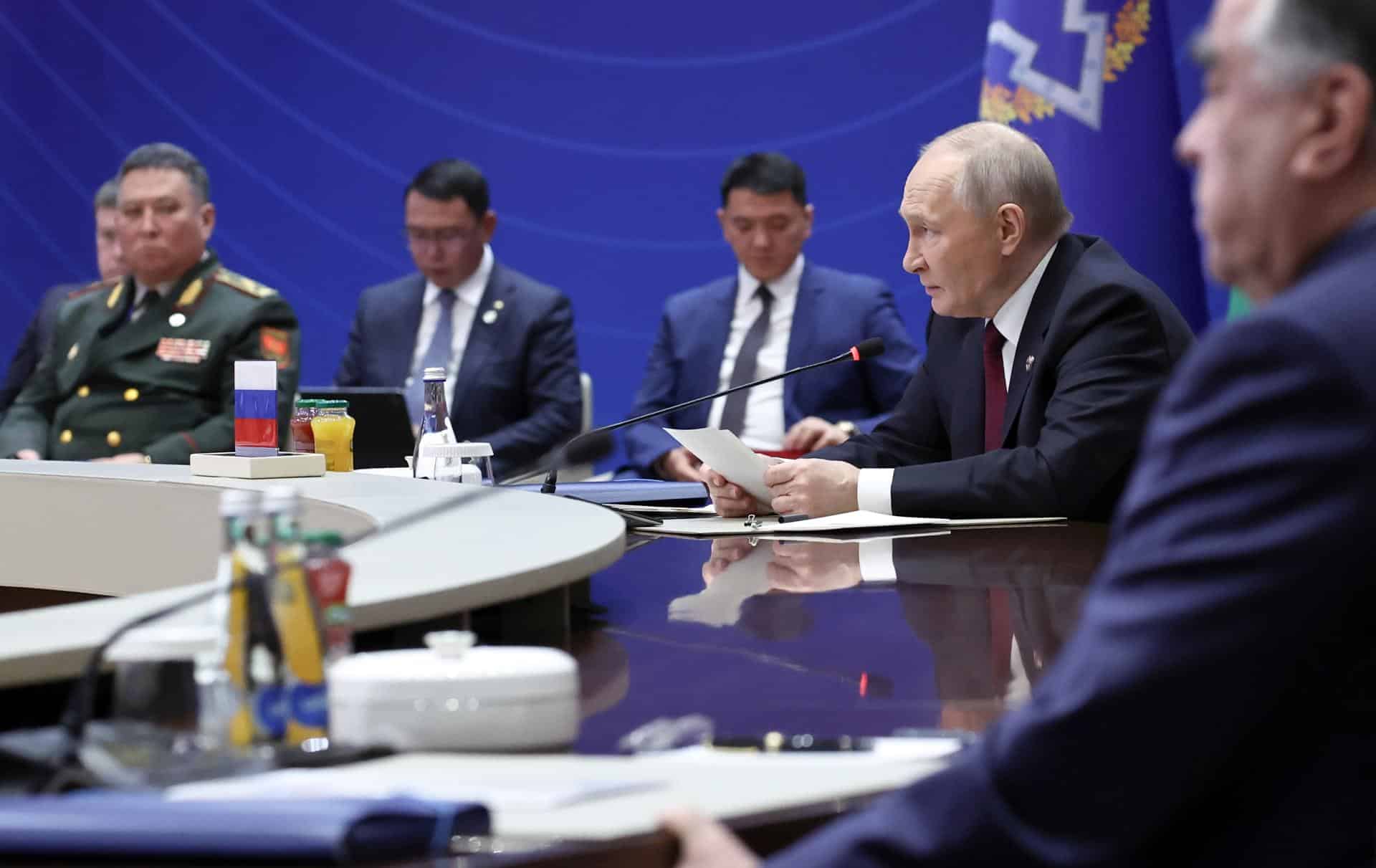 El presidente ruso Vladimir Putin (2-R) asiste a una reunión ampliada del Consejo de Seguridad de la Organización del Tratado de Seguridad Colectiva (CSTO) en el edificio de la Administración Presidencial Yntymak Ordo en Biskek, Kirguistán, 27 de noviembre de 2025. La cumbre de la CSTO se celebra el 27 de noviembre y abordará la cooperación regional en materia de seguridad, adoptará una declaración conjunta y considerará al próximo secretario general. (Kirguistán) EFE/EPA/ALEXANDER KAZAKOV / SPUTNIK / KREMLIN POOL MANDATORY CREDIT