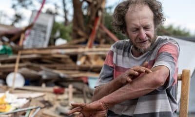 Hilário Galize señala su brazo este domingo, en medio de su casa destruida por un tornado en la ciudad de Rio Bonito do Iguaçu, estado de Paraná (Brasil). EFE/Sergio Ranalli