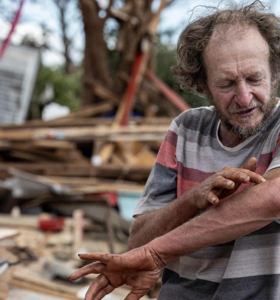 Hilário Galize señala su brazo este domingo, en medio de su casa destruida por un tornado en la ciudad de Rio Bonito do Iguaçu, estado de Paraná (Brasil). EFE/Sergio Ranalli