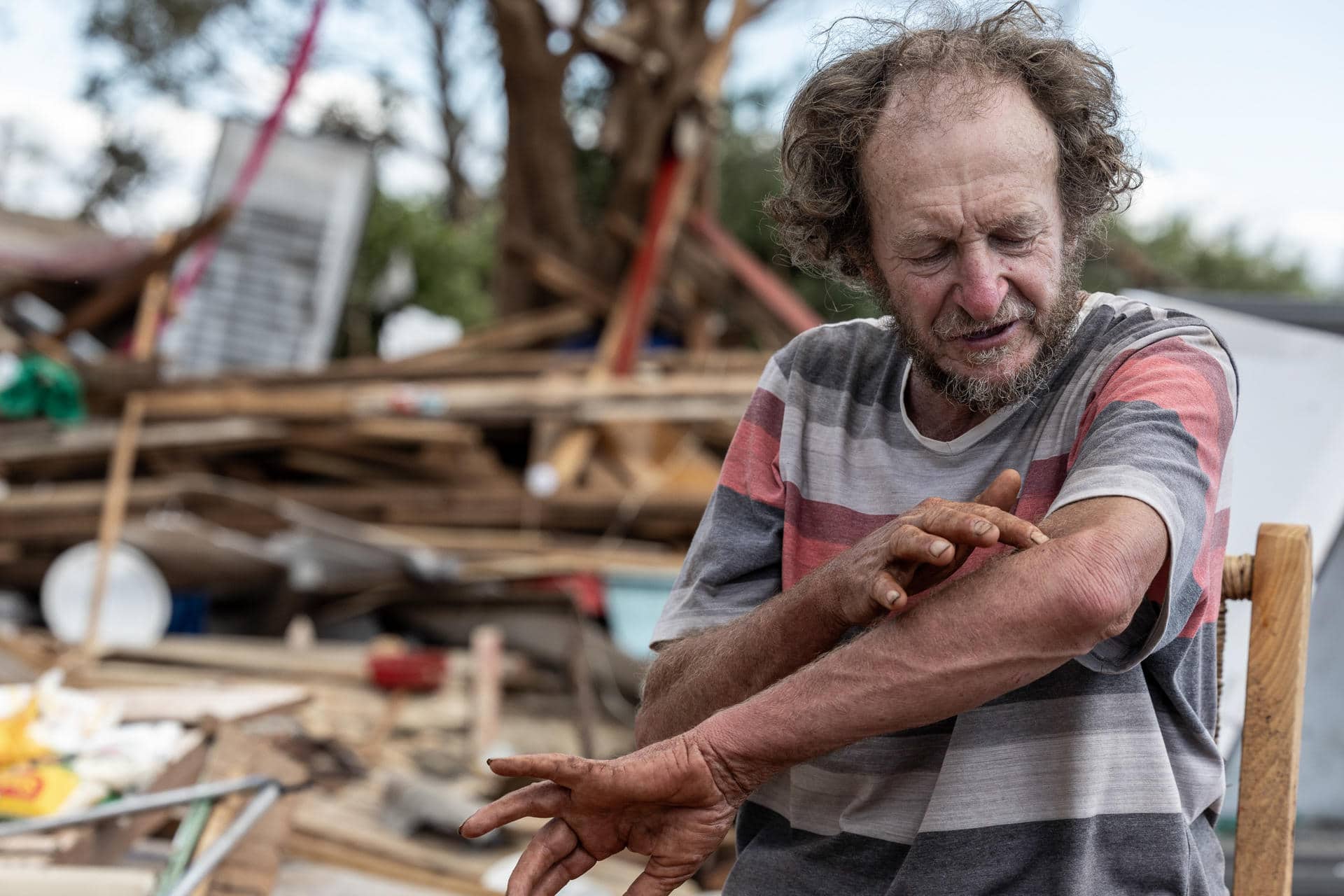 Hilário Galize señala su brazo este domingo, en medio de su casa destruida por un tornado en la ciudad de Rio Bonito do Iguaçu, estado de Paraná (Brasil). EFE/Sergio Ranalli