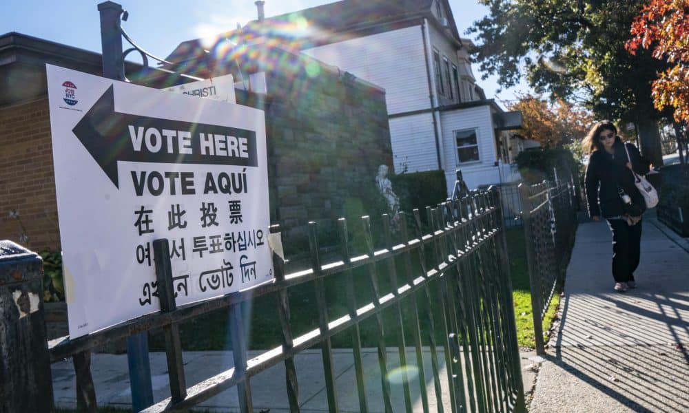 Una persona camina cerca a un centro de votación este martes, en Queens, Nueva York, para elegir un nuevo alcalde. EFE/Ángel Colmenares