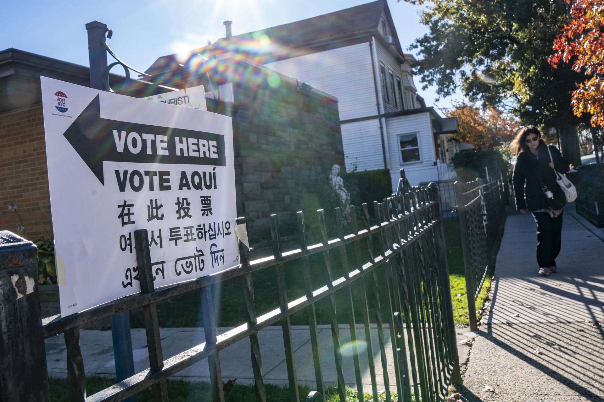 Una persona camina cerca a un centro de votación este martes, en Queens, Nueva York, para elegir un nuevo alcalde. EFE/Ángel Colmenares