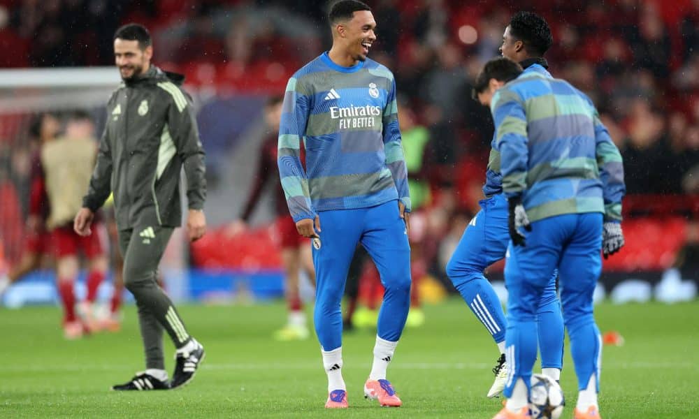 El jugador del Real Madrid Trent Alexander-Arnold (C) en el calentamiento previo al partido que van a jugar Liverpool y Real Madrid en Anfield, Liverpool, Reino Unido. EFE/EPA/ADAM VAUGHAN