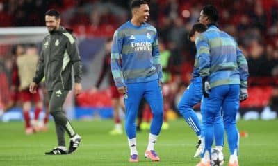 El jugador del Real Madrid Trent Alexander-Arnold (C) en el calentamiento previo al partido que van a jugar Liverpool y Real Madrid en Anfield, Liverpool, Reino Unido. EFE/EPA/ADAM VAUGHAN