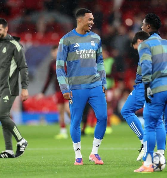 El jugador del Real Madrid Trent Alexander-Arnold (C) en el calentamiento previo al partido que van a jugar Liverpool y Real Madrid en Anfield, Liverpool, Reino Unido. EFE/EPA/ADAM VAUGHAN