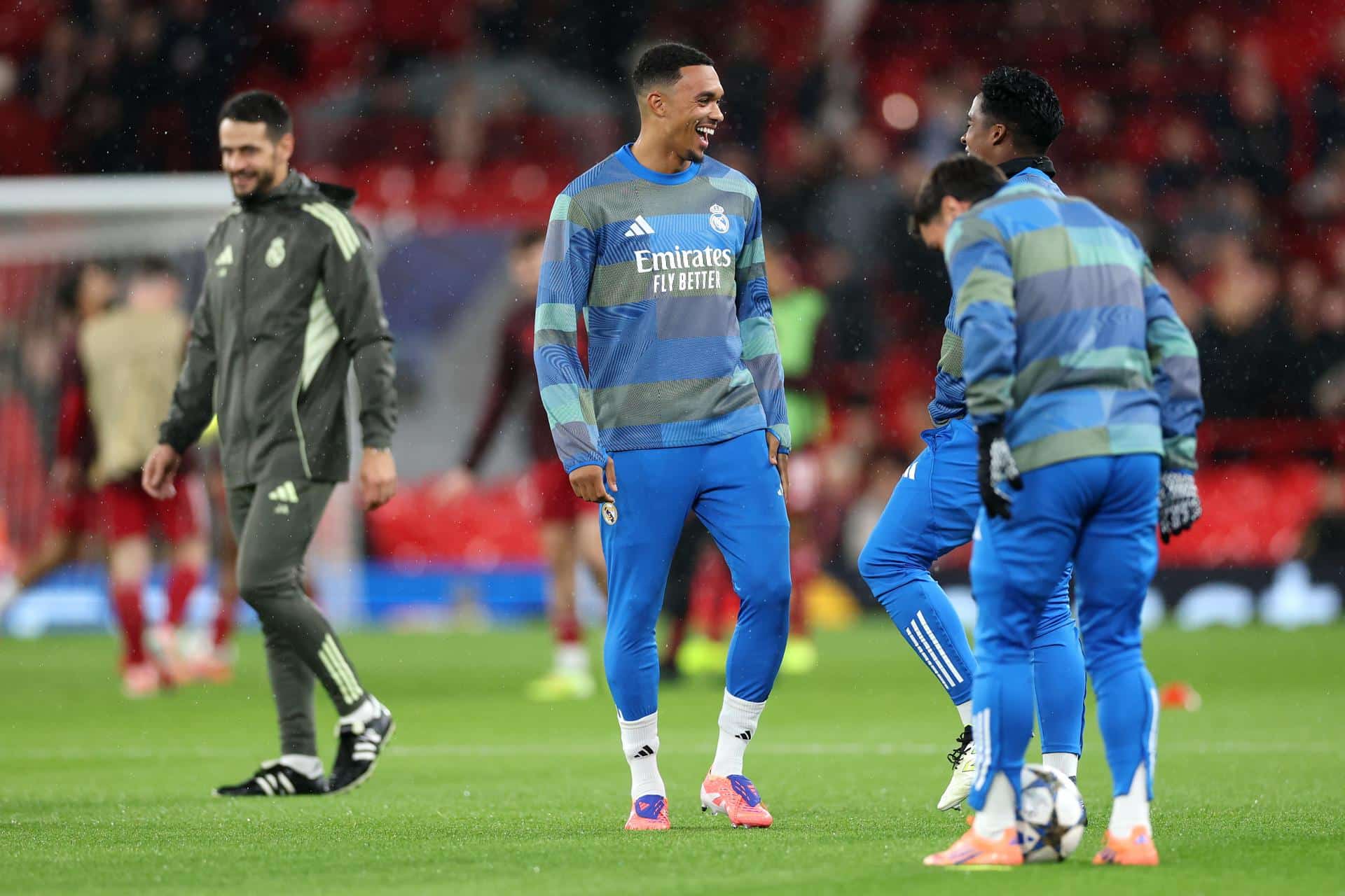 El jugador del Real Madrid Trent Alexander-Arnold (C) en el calentamiento previo al partido que van a jugar Liverpool y Real Madrid en Anfield, Liverpool, Reino Unido. EFE/EPA/ADAM VAUGHAN