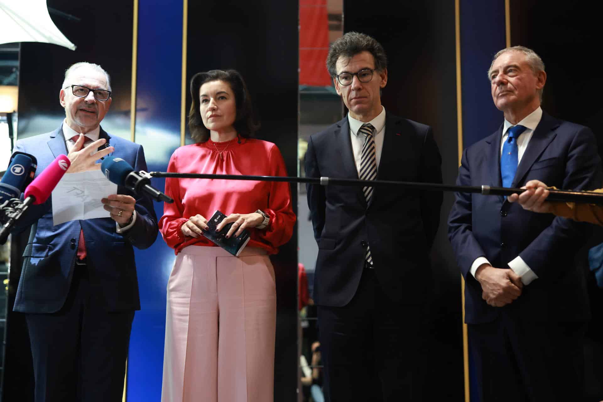 El director general de la Agencia Espacial Europea (ESA), Josef Aschbacher, la ministra alemana de Investigación, Tecnología y Espacio, Dorothee Baer; ​​el ministro francés de Educación Superior, Investigación y Espacio, Philippe Baptiste; y el ministro italiano de Economía, Adolfo Urso, durante una declaración en la reunión del Consejo de la ESA a nivel ministerial en Bremen, Alemania, el 27 de noviembre de 2025. EFE/EPA/CLEMENS BILAN