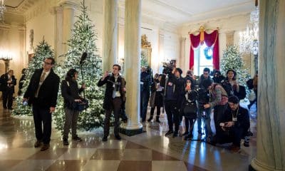 Periodistas asisten a la presentación de la decoración navideña de la Casa Blanca, en Washington DC, Estados Unidos. Imagen de archivo. EFE/JIM LO SCALZO