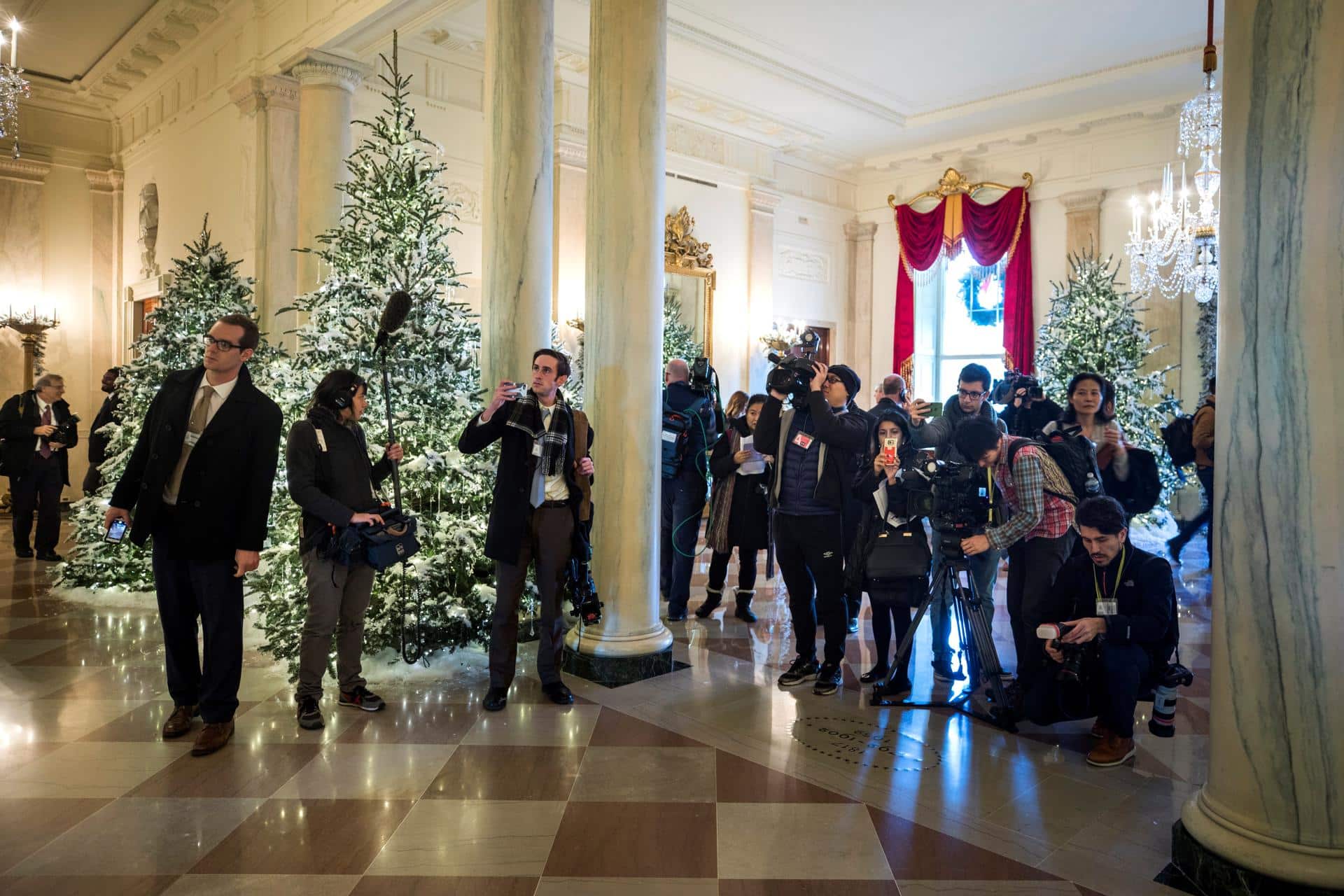 Periodistas asisten a la presentación de la decoración navideña de la Casa Blanca, en Washington DC, Estados Unidos. Imagen de archivo. EFE/JIM LO SCALZO