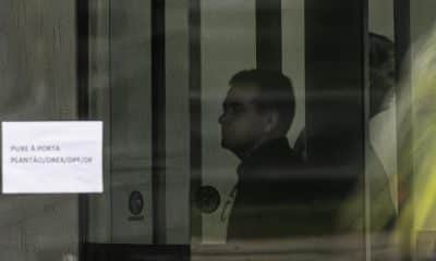 Fotografía del 23 de noviembre de 2025 que muestra al expresidente de Brasil Jair Bolsonaro (d) detrás de una puerta de vidrio, en la Superintendencia de la Policía Federal en Brasilia (Brasil). EFE/ Isaac Fontana