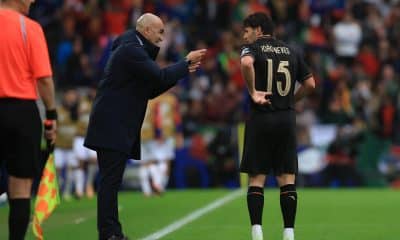 El seleccionador de Portugal, el español Roberto Martínez conversa con Joao Neves en Do Dragao, Portugal. EFE/EPA/MANUEL FERNANDO ARAUJO