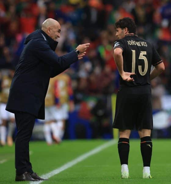 El seleccionador de Portugal, el español Roberto Martínez conversa con Joao Neves en Do Dragao, Portugal. EFE/EPA/MANUEL FERNANDO ARAUJO