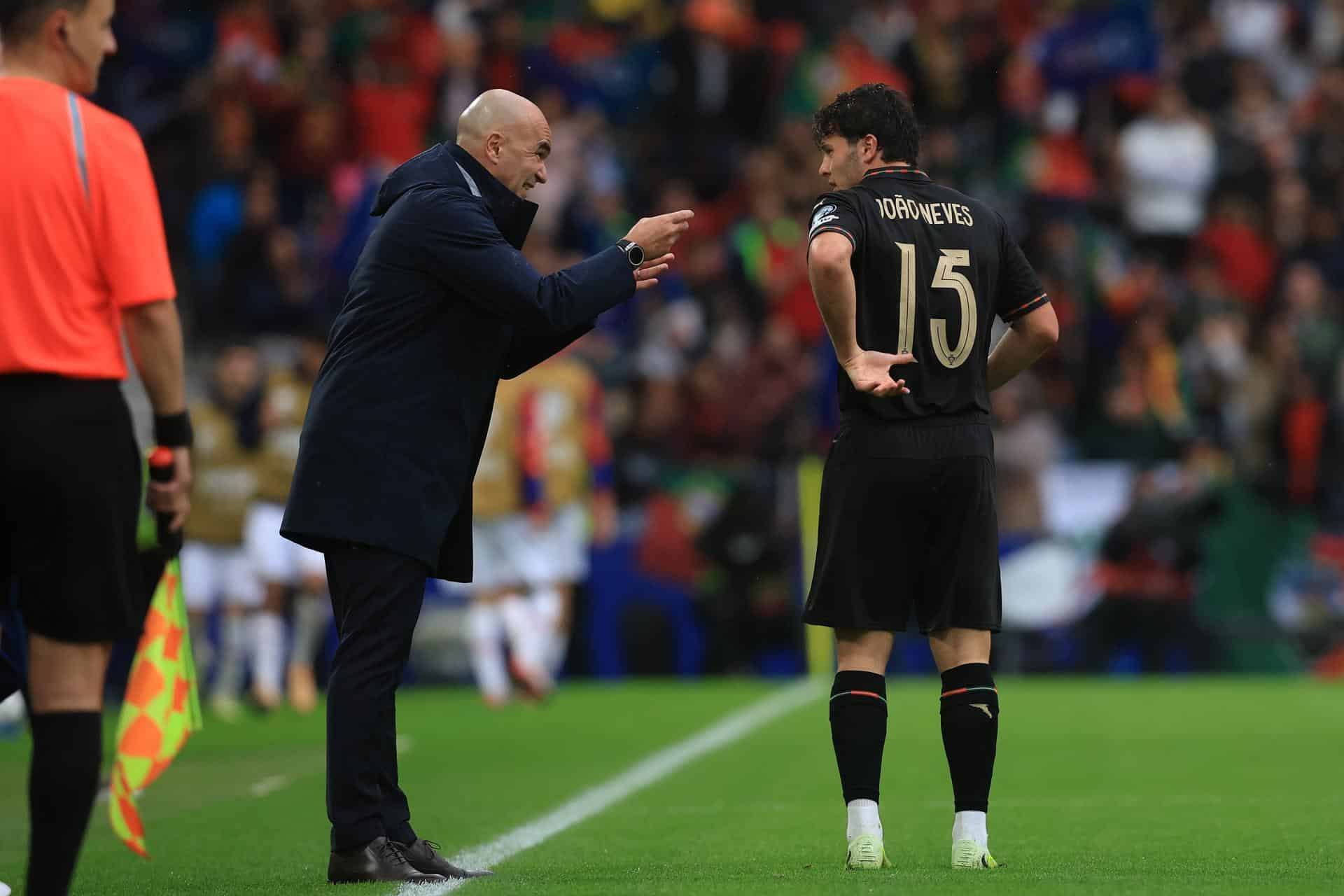 El seleccionador de Portugal, el español Roberto Martínez conversa con Joao Neves en Do Dragao, Portugal. EFE/EPA/MANUEL FERNANDO ARAUJO