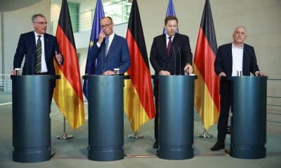 (De izquierda a derecha) Gunnar Groebler, presidente de la Federación Alemana del Acero (WV Stahl) y director ejecutivo de Salzgitter AG; el canciller alemán Friedrich Merz; el ministro de Finanzas alemán Lars Klingbeil; y Juergen Kerner, vicepresidente del sindicato Ver.di, asisten este jueves a una rueda de prensa en la Cancillería de Berlín. EFE/EPA/CLEMENS BILAN