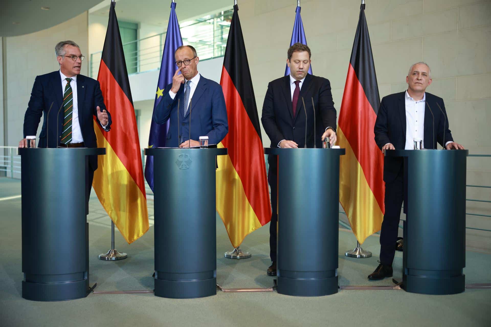 (De izquierda a derecha) Gunnar Groebler, presidente de la Federación Alemana del Acero (WV Stahl) y director ejecutivo de Salzgitter AG; el canciller alemán Friedrich Merz; el ministro de Finanzas alemán Lars Klingbeil; y Juergen Kerner, vicepresidente del sindicato Ver.di, asisten este jueves a una rueda de prensa en la Cancillería de Berlín. EFE/EPA/CLEMENS BILAN