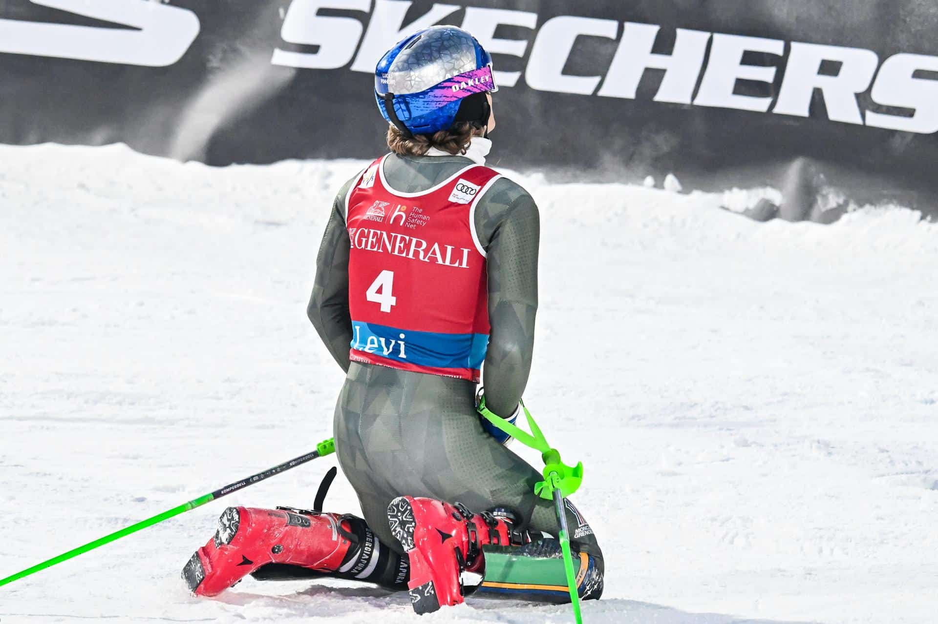 El esquiador brasileño Lucas Pinheiro Braathen celebra la victoria en la Copa del Mundo de Esquí Alpino de la FIS en Levi, Finlandia. EFE/EPA/KIMMO BRANDT