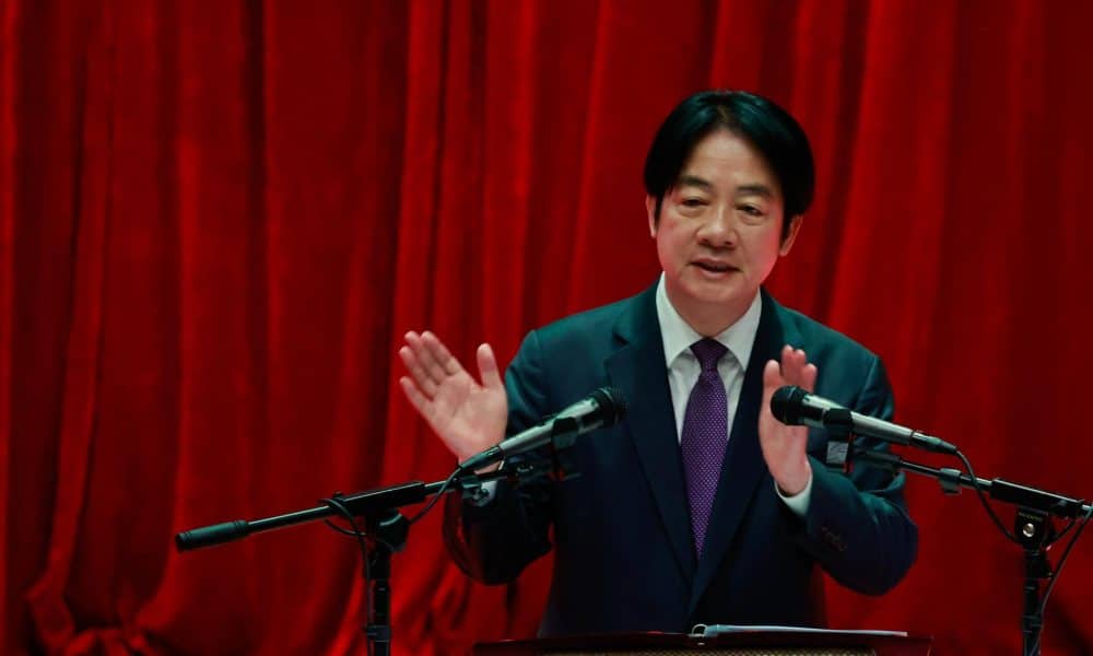 Imagen de archivo que muestra al presidente de Taiwán, William Lai, pronunciando un discurso durante una ceremonia en honor a oficiales y soldados por su servicio, el 2 de septiembre de 2025 en Taipéi. EFE/EPA/RITCHIE B. TONGO