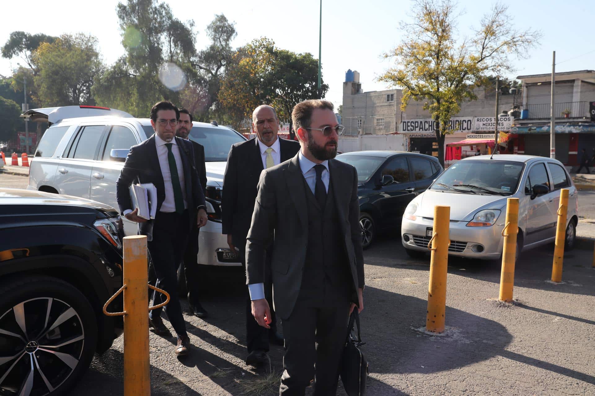 El abogado del exgobernador del estado mexicano de Veracruz, Javier Duarte (2010-2016), Pedro Campuzano (c), llega este miércoles al Reclusorio Norte, en la Ciudad de México (México). EFE/ Mario Guzmán