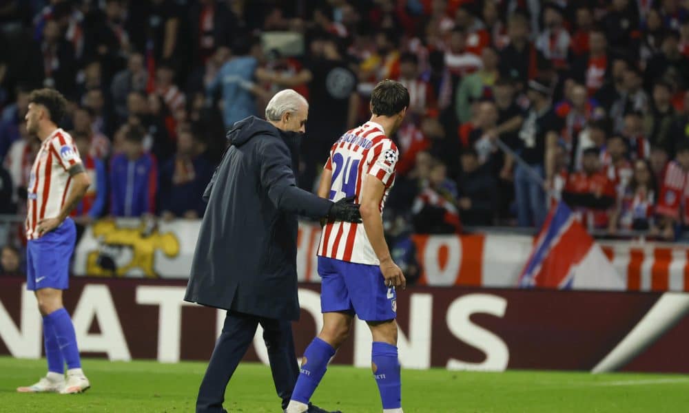 El defensa del Atlético de Madrid, Robin Le Normand, abandona el terreno de juego tras caer lesionado durante el encuentro correspondiente a la fase regular de la Liga de Campeones que disputan hoy martes Atlético de Madrid y Union Saint-Gilloise en el estadio Metropolitano, en Madrid. EFE / Juanjo Martín.