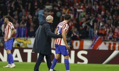 El defensa del Atlético de Madrid, Robin Le Normand, abandona el terreno de juego tras caer lesionado durante el encuentro correspondiente a la fase regular de la Liga de Campeones que disputan hoy martes Atlético de Madrid y Union Saint-Gilloise en el estadio Metropolitano, en Madrid. EFE / Juanjo Martín.