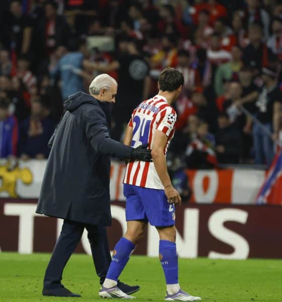 El defensa del Atlético de Madrid, Robin Le Normand, abandona el terreno de juego tras caer lesionado durante el encuentro correspondiente a la fase regular de la Liga de Campeones que disputan hoy martes Atlético de Madrid y Union Saint-Gilloise en el estadio Metropolitano, en Madrid. EFE / Juanjo Martín.