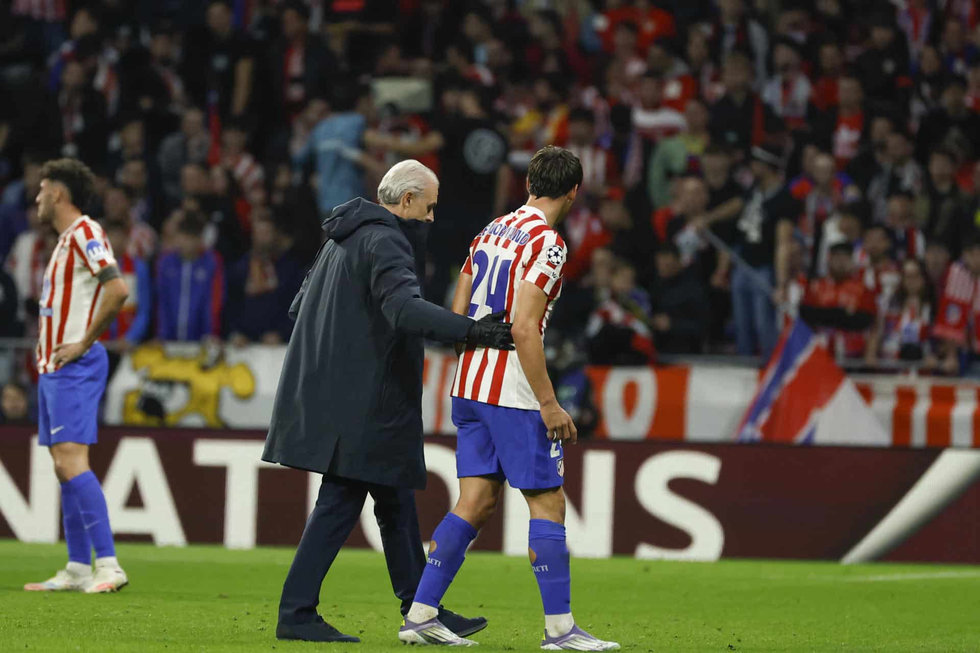 El defensa del Atlético de Madrid, Robin Le Normand, abandona el terreno de juego tras caer lesionado durante el encuentro correspondiente a la fase regular de la Liga de Campeones que disputan hoy martes Atlético de Madrid y Union Saint-Gilloise en el estadio Metropolitano, en Madrid. EFE / Juanjo Martín.
