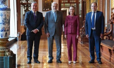 Fotografía cedida por la Presidencia de México, de la mandataria Claudia Sheinbaum (c-d), posando junto al empresario Carlos Slim (c-i), el presidente del Consejo de Administración del Grupo Financiero Inbursa, Marco Antonio Slim Domit (d), y el presidente del Consejo Coordinador Empresarial (CCE), Francisco Cervantes (i), este lunes en el Palacio Nacional en Ciudad de México (México). EFE/ Presidencia de México /SOLO USO EDITORIAL/ NO VENTAS/ SOLO DISPONIBLE PARA ILUSTRAR LA NOTICIA QUE ACOMPAÑA (CRÉDITO OBLIGATORIO)