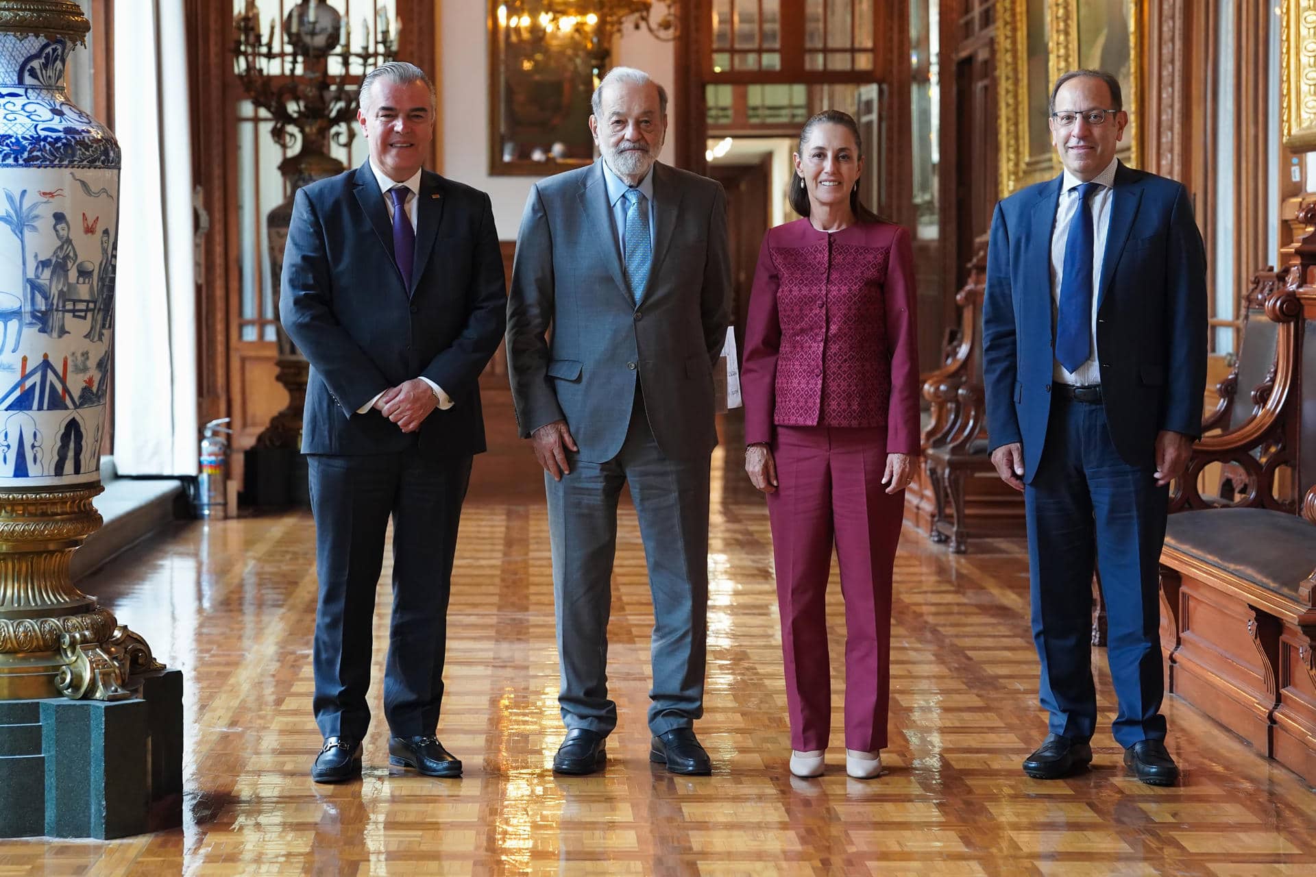 Fotografía cedida por la Presidencia de México, de la mandataria Claudia Sheinbaum (c-d), posando junto al empresario Carlos Slim (c-i), el presidente del Consejo de Administración del Grupo Financiero Inbursa, Marco Antonio Slim Domit (d), y el presidente del Consejo Coordinador Empresarial (CCE), Francisco Cervantes (i), este lunes en el Palacio Nacional en Ciudad de México (México). EFE/ Presidencia de México /SOLO USO EDITORIAL/ NO VENTAS/ SOLO DISPONIBLE PARA ILUSTRAR LA NOTICIA QUE ACOMPAÑA (CRÉDITO OBLIGATORIO)
