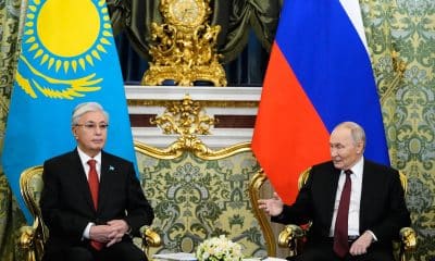 El presidente ruso Vladimir Putin (R) y el presidente de Kazajstán Kassym-Jomart Tokayev conversan durante su reunión en el Palacio Gran Kremlin en Moscú, Rusia, 12 de noviembre de 2025. Tokayev está en su visita de Estado de dos días a Rusia. (Kazajstán, Rusia, Moscú) EFE/EPA/ALEXANDER ZEMLIANICHENKO / POOL