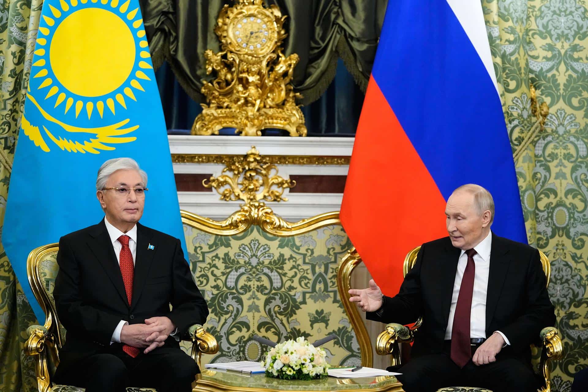 El presidente ruso Vladimir Putin (R) y el presidente de Kazajstán Kassym-Jomart Tokayev conversan durante su reunión en el Palacio Gran Kremlin en Moscú, Rusia, 12 de noviembre de 2025. Tokayev está en su visita de Estado de dos días a Rusia. (Kazajstán, Rusia, Moscú) EFE/EPA/ALEXANDER ZEMLIANICHENKO / POOL