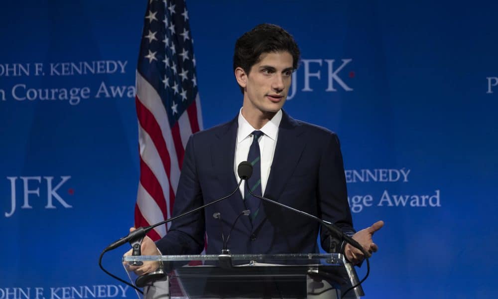 Fotografía tomada del archivo de la Biblioteca John F. Kennedy fechada el 19 de mayo de 2019 donde aparece Jack Schlossberg, nieto del expresidente de Estados Unidos John F. Kennedy, durante un acto en la sede de la biblioteca en Boston, Massachusetts (Estados Unidos). EFE/Rick Friedman/Biblioteca John F. Kennedy /SOLO USO EDITORIAL /NO VENTAS /SOLO DISPONIBLE PARA ILUSTRAR LA NOTICIA QUE ACOMPAÑA /CRÉDITO OBLIGATORIO