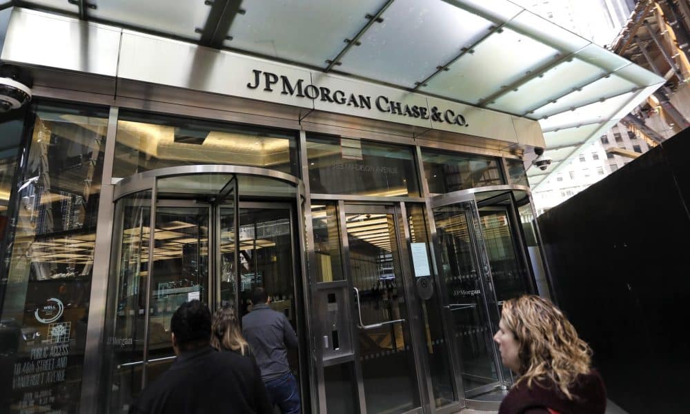Foto de archivo de personas ingresan a la sede central de JPMorgan Chase, ubicada en Park Avenue, en Nueva York (EE. UU.). EFE/Peter Foley