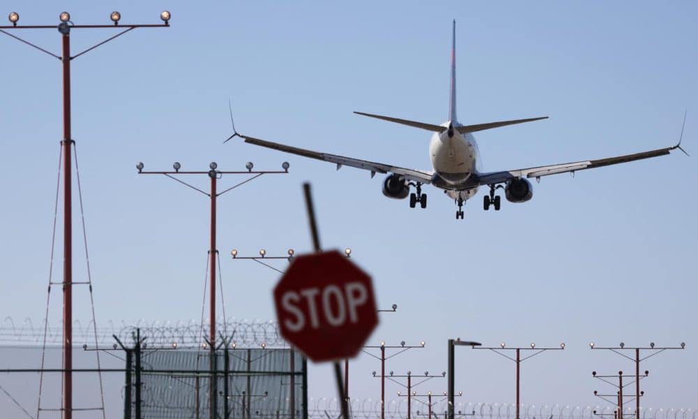 Un avión desciende para aterrizar en el Aeropuerto Internacional de Los Ángeles (LAX), en Los Ángeles, California, EE. UU . EFE/EPA/ALLISON DINNER