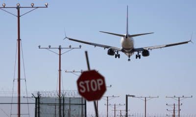 Un avión desciende para aterrizar en el Aeropuerto Internacional de Los Ángeles (LAX), en Los Ángeles, California, EE. UU . EFE/EPA/ALLISON DINNER