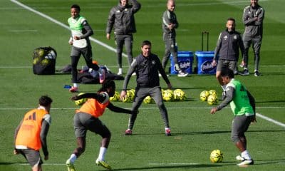 El entrenador del Real Madrid, Xabi Alonso (c), dirige el entrenamiento de esta mañana en la Ciudad Deportiva de Valdebebas. EFE/Borja Sánchez Trillo
