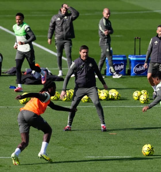 El entrenador del Real Madrid, Xabi Alonso (c), dirige el entrenamiento de esta mañana en la Ciudad Deportiva de Valdebebas. EFE/Borja Sánchez Trillo