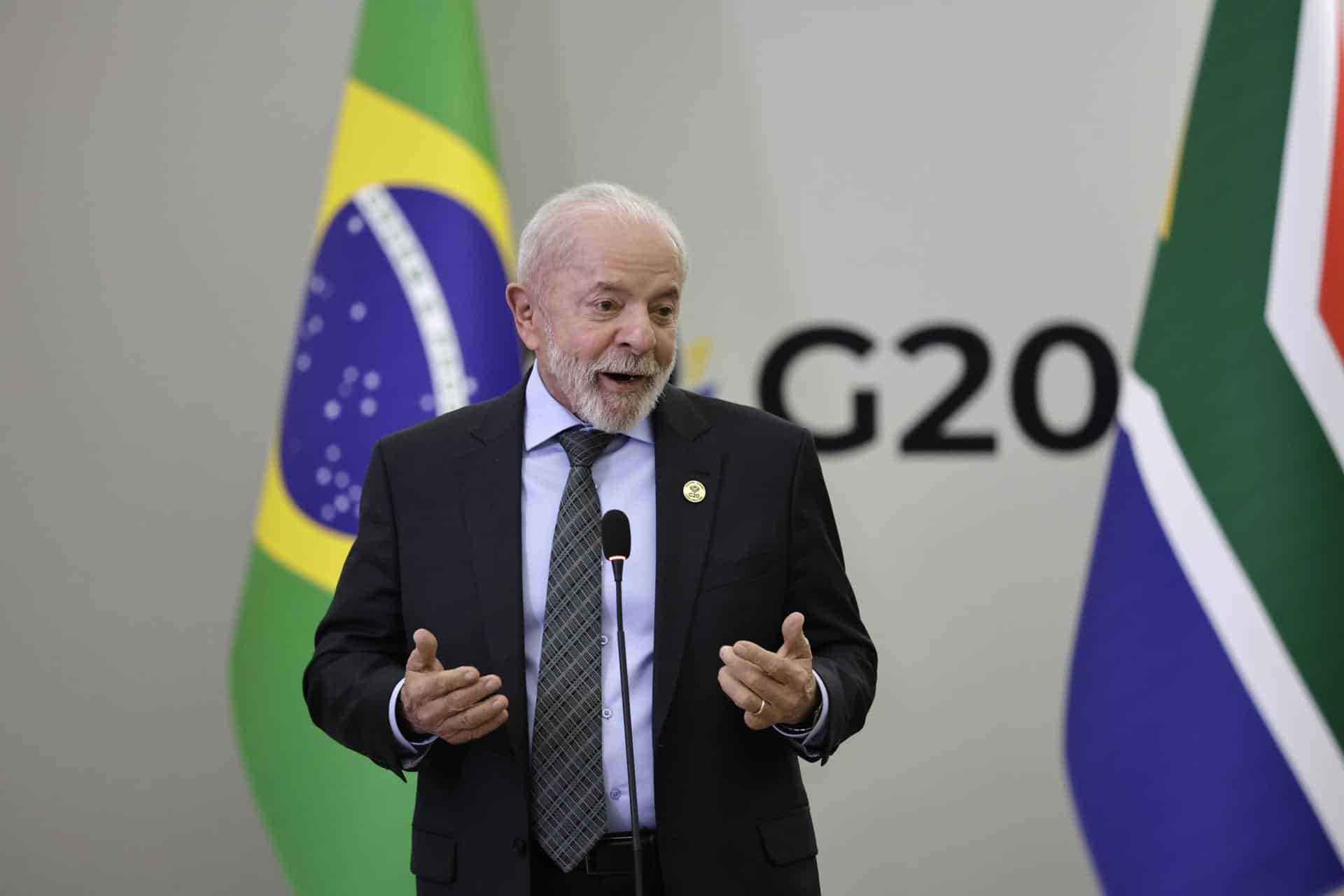 El presidente brasileño, Luiz Inacio Lula da Silva, comparece ante los medios informativos durante la cumbre del G20 en la ciudad sudafricana de Johannesburgo.EFE/EPA/Kim Ludbrook